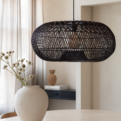 Bordeauxrode rotan hanglamp met vlechtwerk GOOD&MOJO Arizona – sfeerbeeld