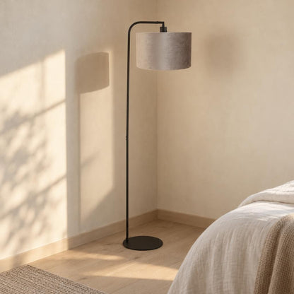 Crna podna lampa Steinhauer Stang sa sivim baršunastim sjenilom – ambijentalna fotografija