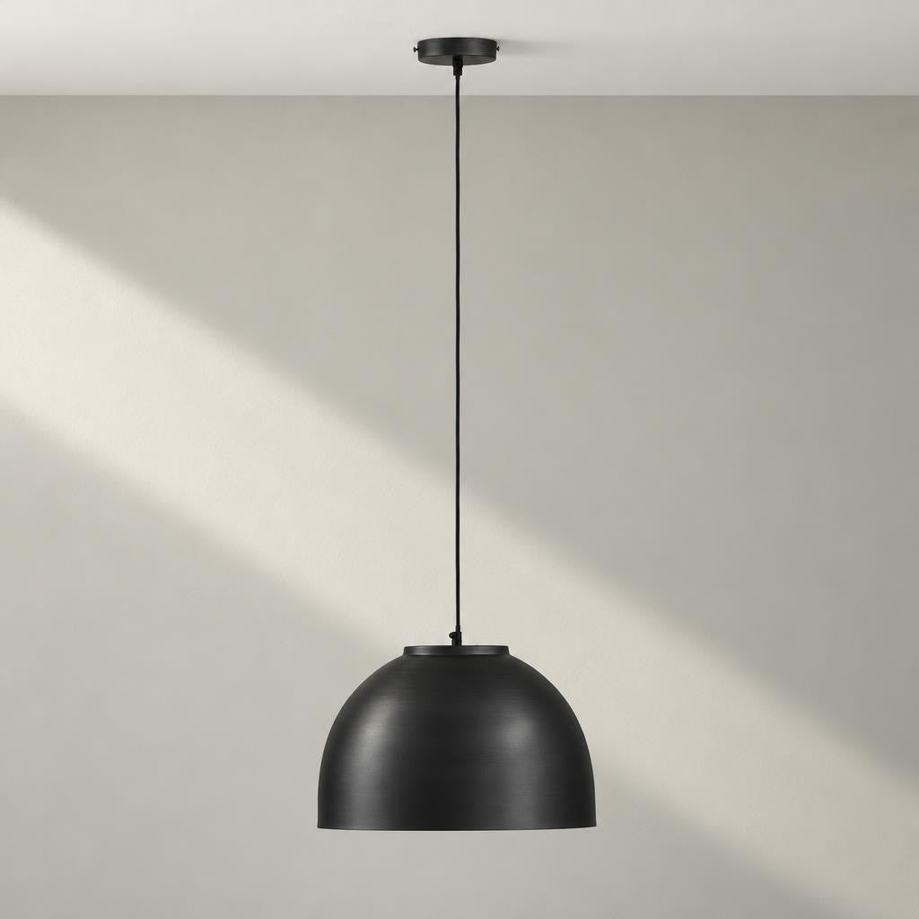 BRONQ Hermi industriell pendellampa i svart metall – studiobild