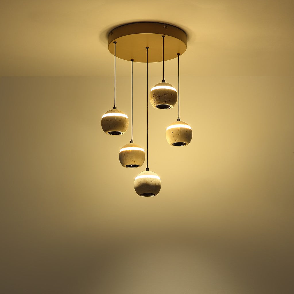 Luz pendente de travertino bege de tamanho médio com LED – fotografia de ambiente