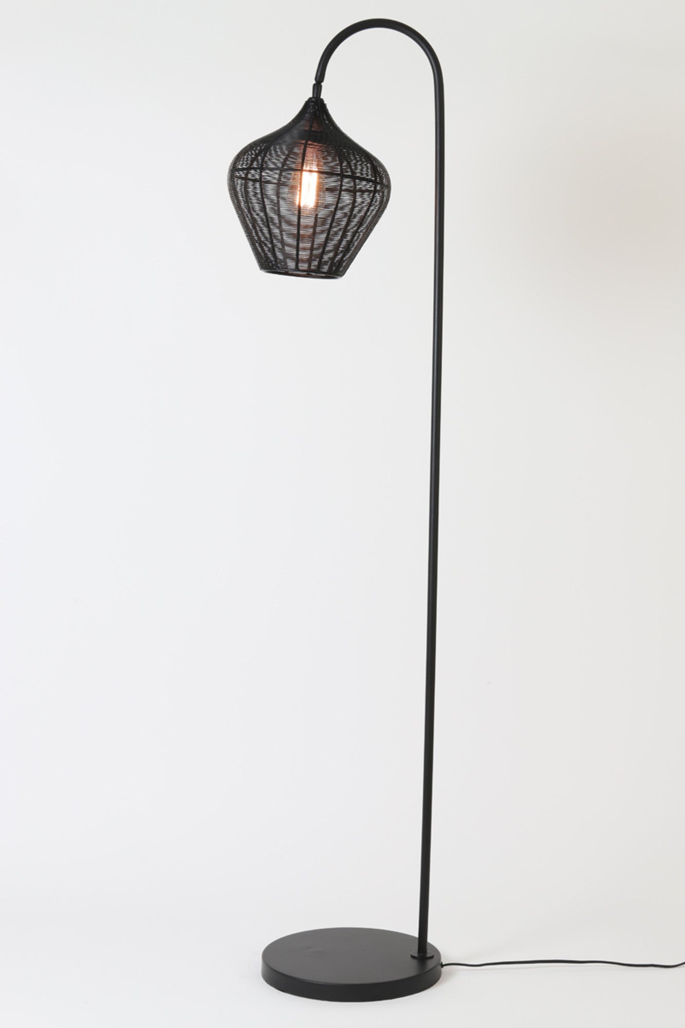 zwarte-gevlochten-vloerlamp-light-living-alvaro-variant-image2