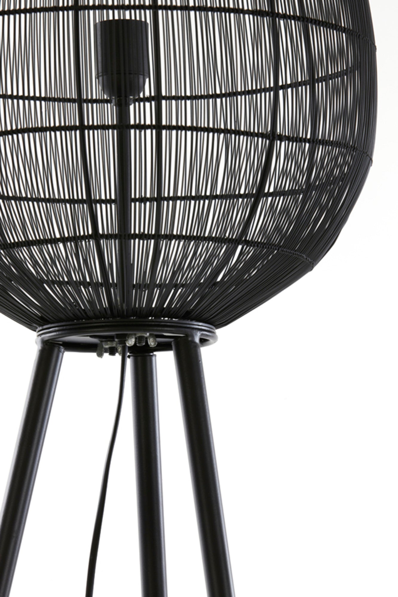 zwarte-staande-driepootlamp-met-ovale-draadkap-light-living-yumi-variant-image7