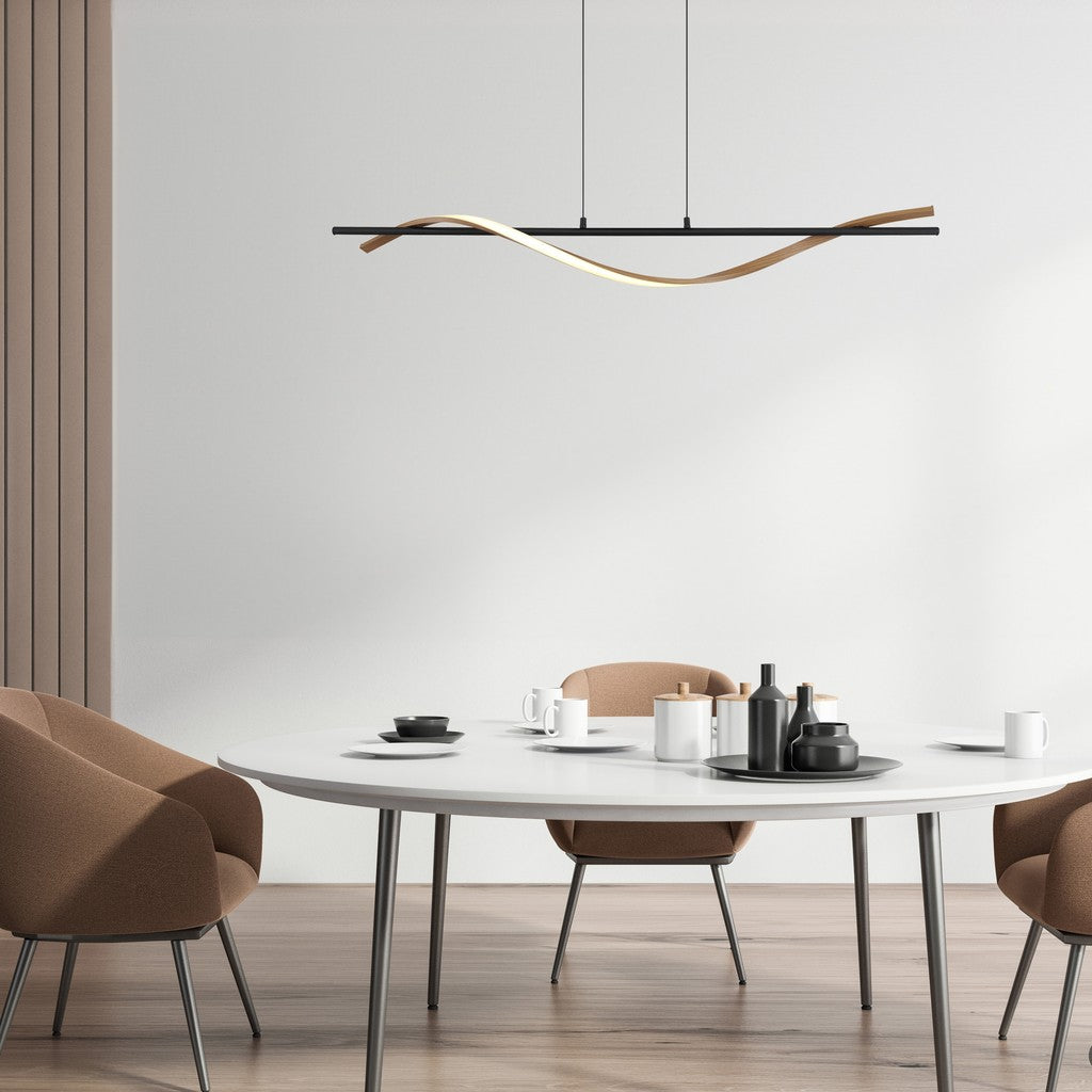 Zwarte metalen hanglamp met golvende houten lichtband – sfeerbeeld