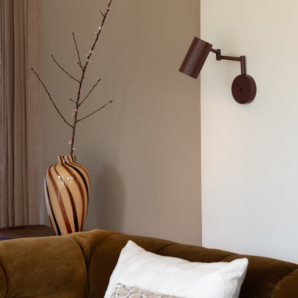 Bordeauxrode metalen wandlamp met kokerkap It's About RoMi Bilbao – sfeerbeeld