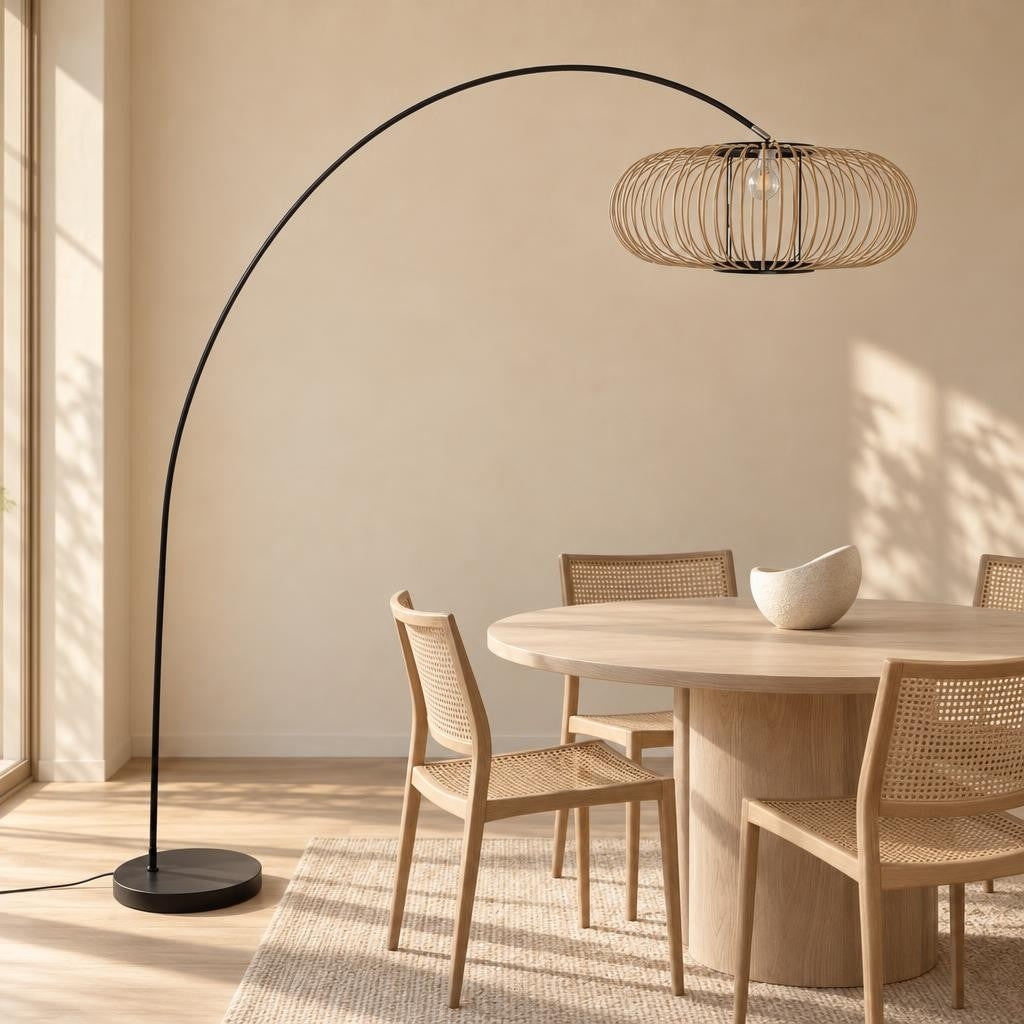 Lampada ad arco Solva in metallo nero e bambù naturale – foto d'ambiente