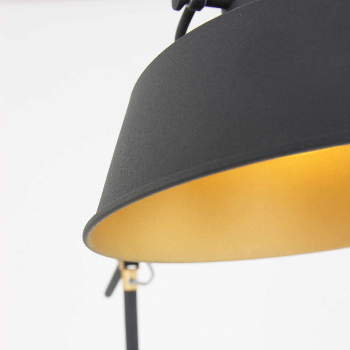 Mexlite Nove vloerlamp zwart met gouden binnenzijde – afbeelding 10