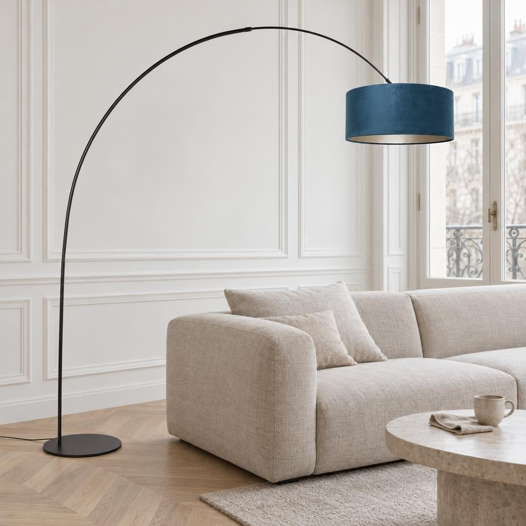 Svart golvlampa med blå skärm – Anne Lighting Curve – miljöbild