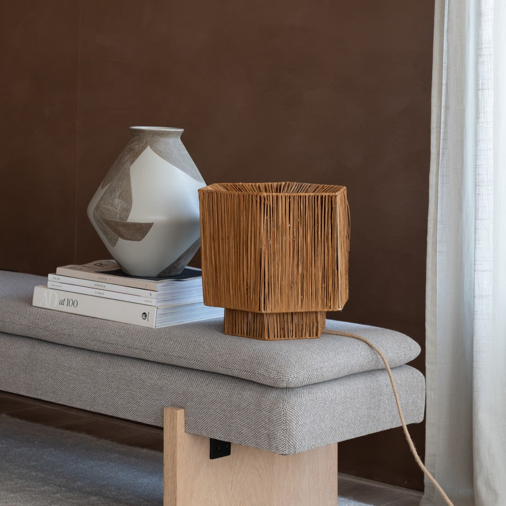 Piccola lampada da tavolo in raffia marrone GOOD&MOJO Panama – foto d'ambiente