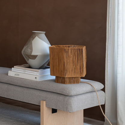Piccola lampada da tavolo in raffia marrone GOOD&MOJO Panama – foto d'ambiente