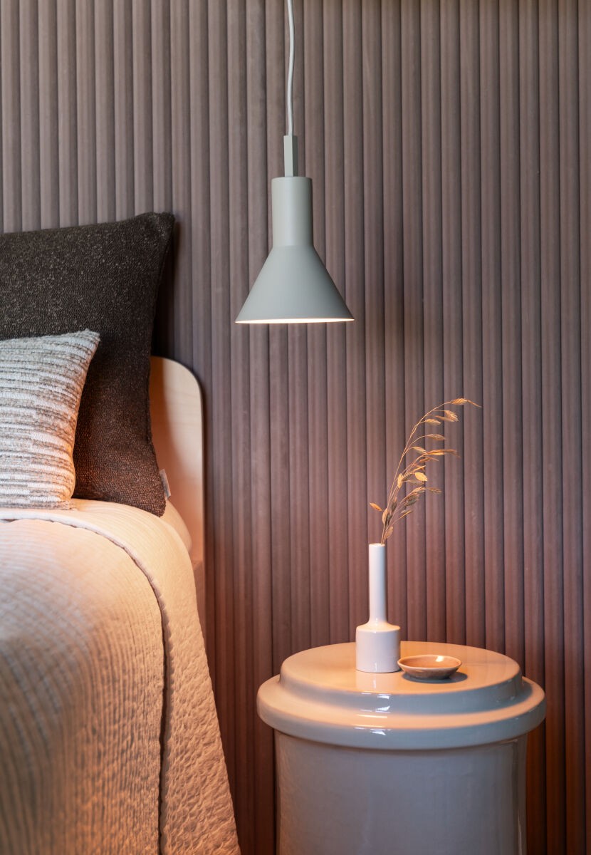Lampada a sospensione in metallo color sabbia elegante It's About RoMi Stavanger – immagine 5