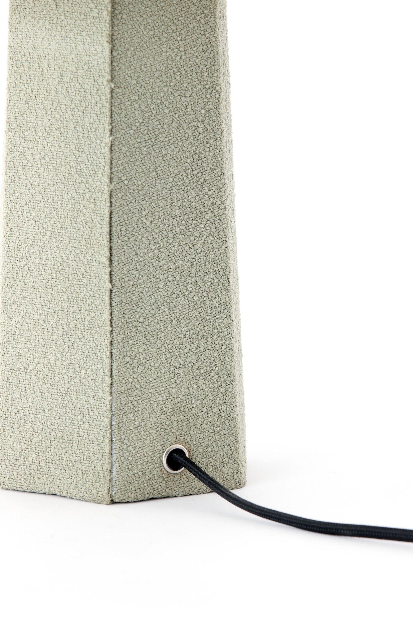 witte-stoffen-tafellamp-geometrisch-ontwerp-light-living-musabo-variant-image5