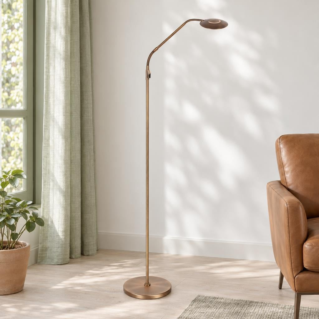 Bronzová LED stojací lampa Zenith2 s otočným ramenem – fotografie v interiéru