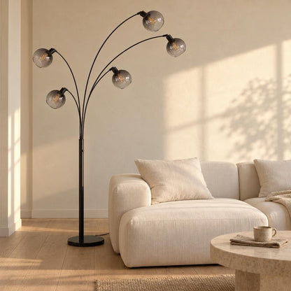 Stojací lampa Obolg Seymour, 5 světel, kouřové sklo – fotografie v interiéru