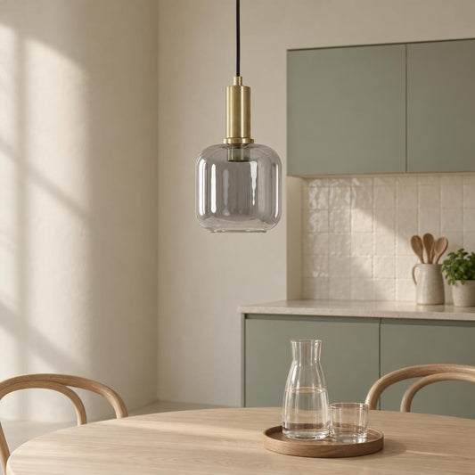 Lampada a sospensione in vetro con dettagli dorati Light & Living Lekar – foto d'ambiente
