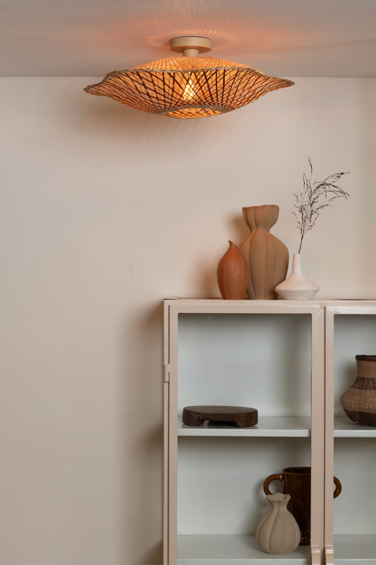 Luminária de teto de bambu em cor natural e marrom de tamanho médio GOOD&MOJO Madura – imagem 1