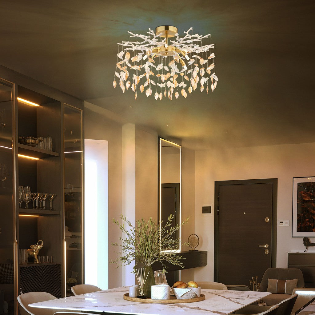Lâmpada de teto dourada com cristal atemporal de 8 luzes – fotografia de ambiente