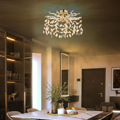 Lâmpada de teto dourada com cristal atemporal de 8 luzes – fotografia de ambiente