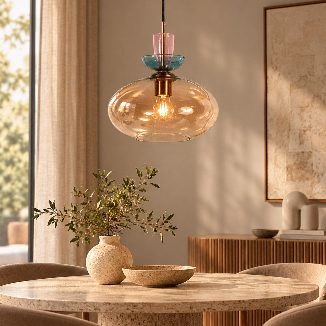 Luminária de pendente em vidro marrom com detalhes coloridos Anne Light Malboo – fotografia de ambiente