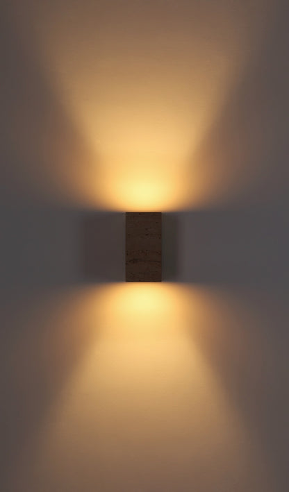 Witte travertijnen wandlamp met rechthoekige kap en open onderzijde – afbeelding 4