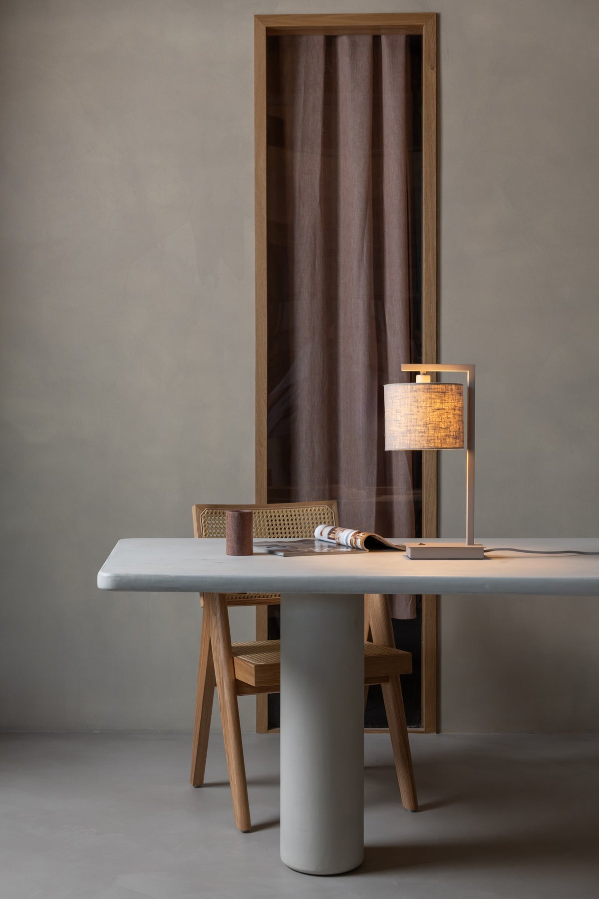 Luminária de mesa de linho em cores areia e natural It's About RoMi Boston – imagem 2
