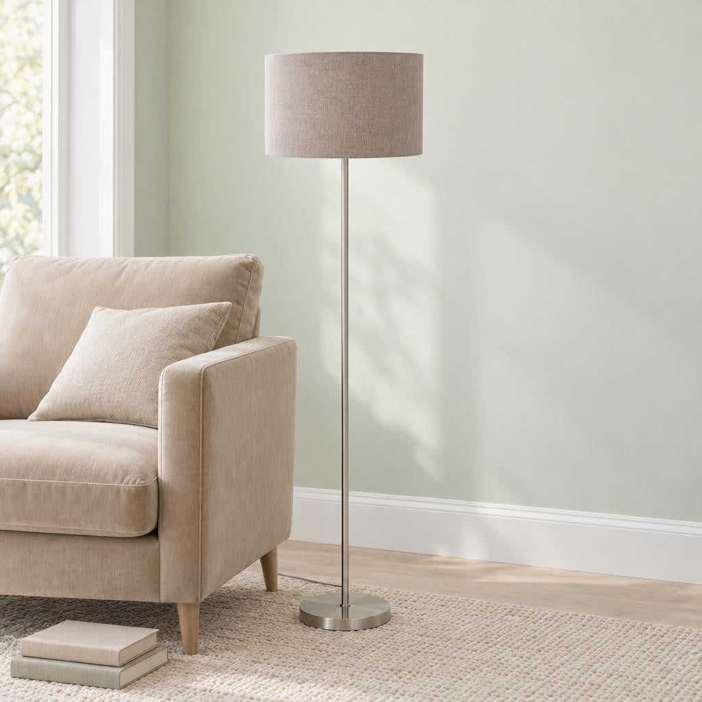 Gulvlampe med taupe skærm og stålfod – Mexlite Noor – stemningsbillede