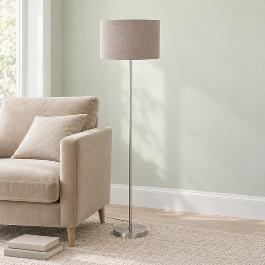 Lampada da terra taupe con base in acciaio Mexlite Noor – foto d'ambiente