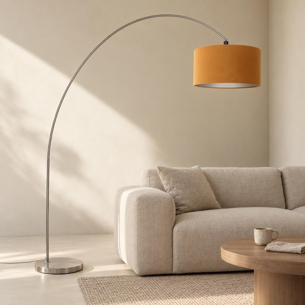 Mexlite Solva båggolvlampa i stål med guldfärgad skärm – miljöbild