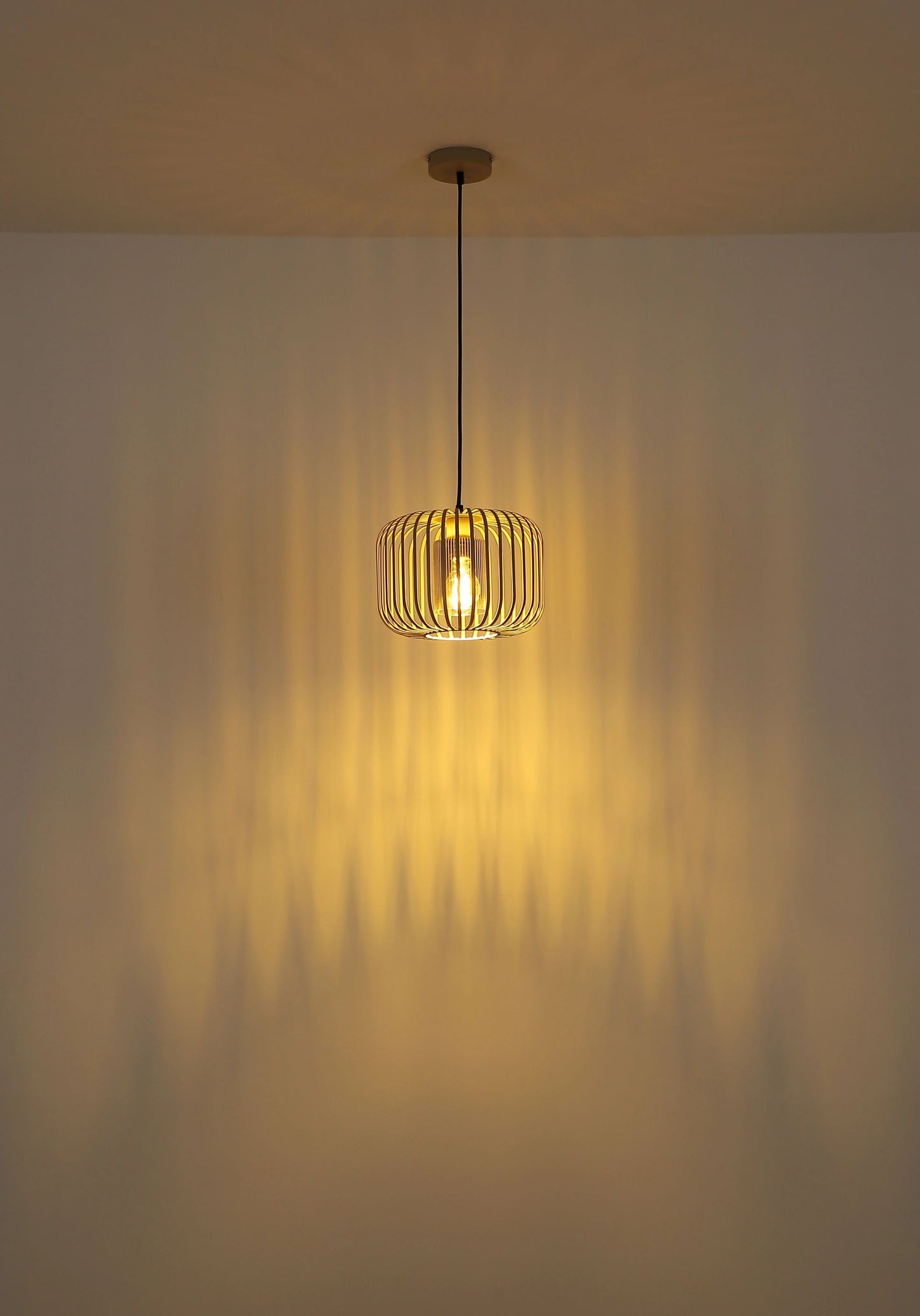 moderne-zandkleurige-hanglamp-met-elegante-vormgeving-alfred-variant-image3