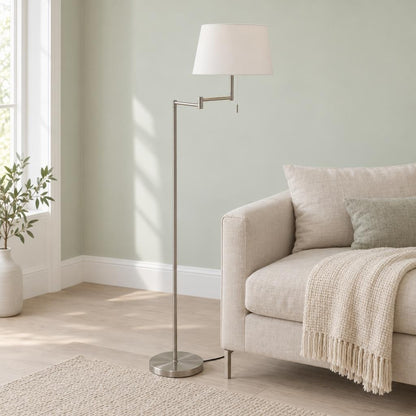 Stojací lampa Mexlite Bella z oceli a lnu – fotografie v interiéru