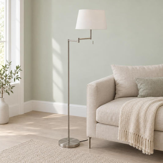 Moderna podna lampa Mexlite Bella od čelika s bijelim sjenilom – ambijentalna fotografija