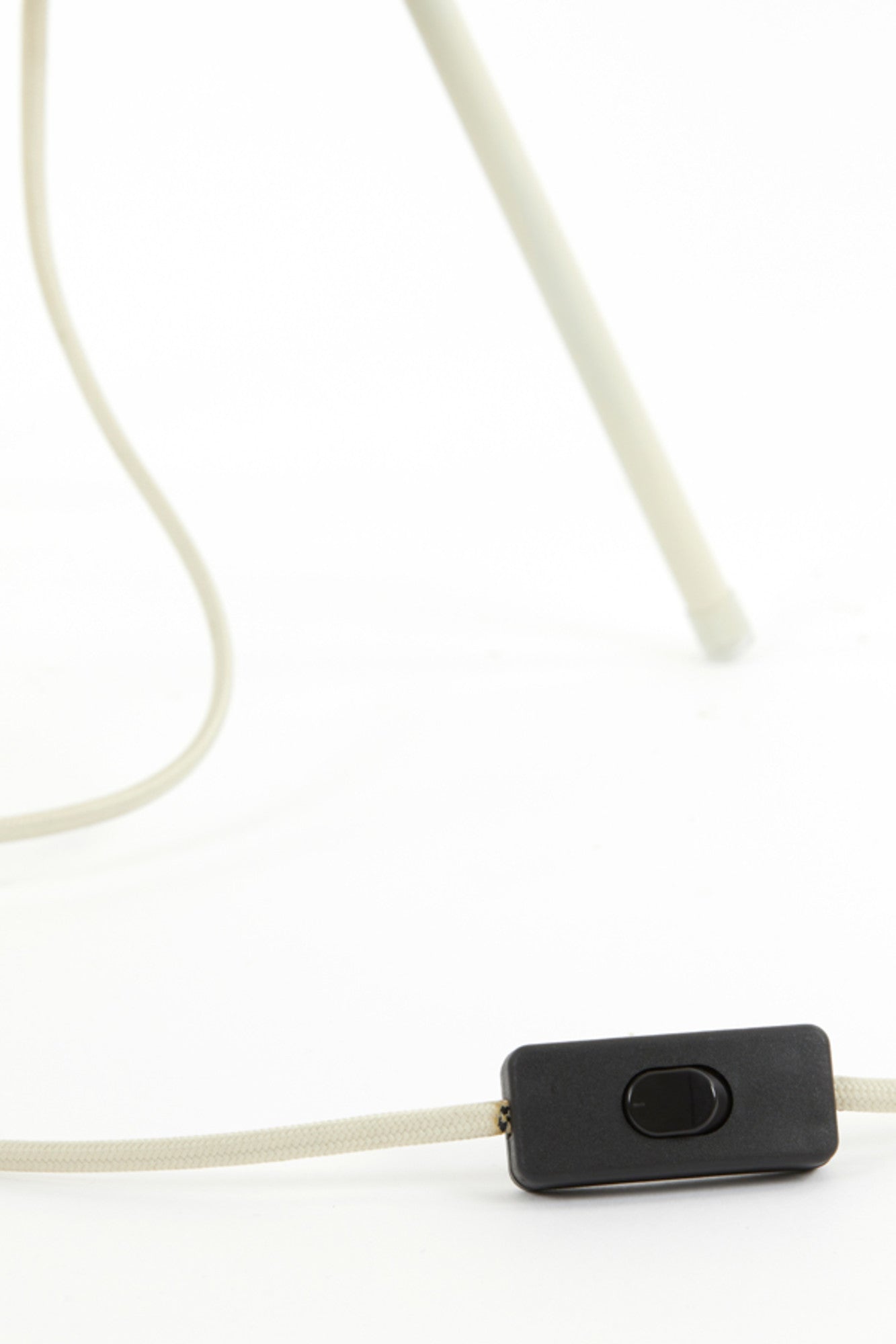 moderne-witte-tafellamp-op-driepoot-light-living-plumeria-variant-image7