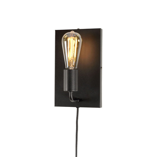 minimalistische-rechthoekige-zwarte-wandlamp-its-about-romi-madrid-main-image