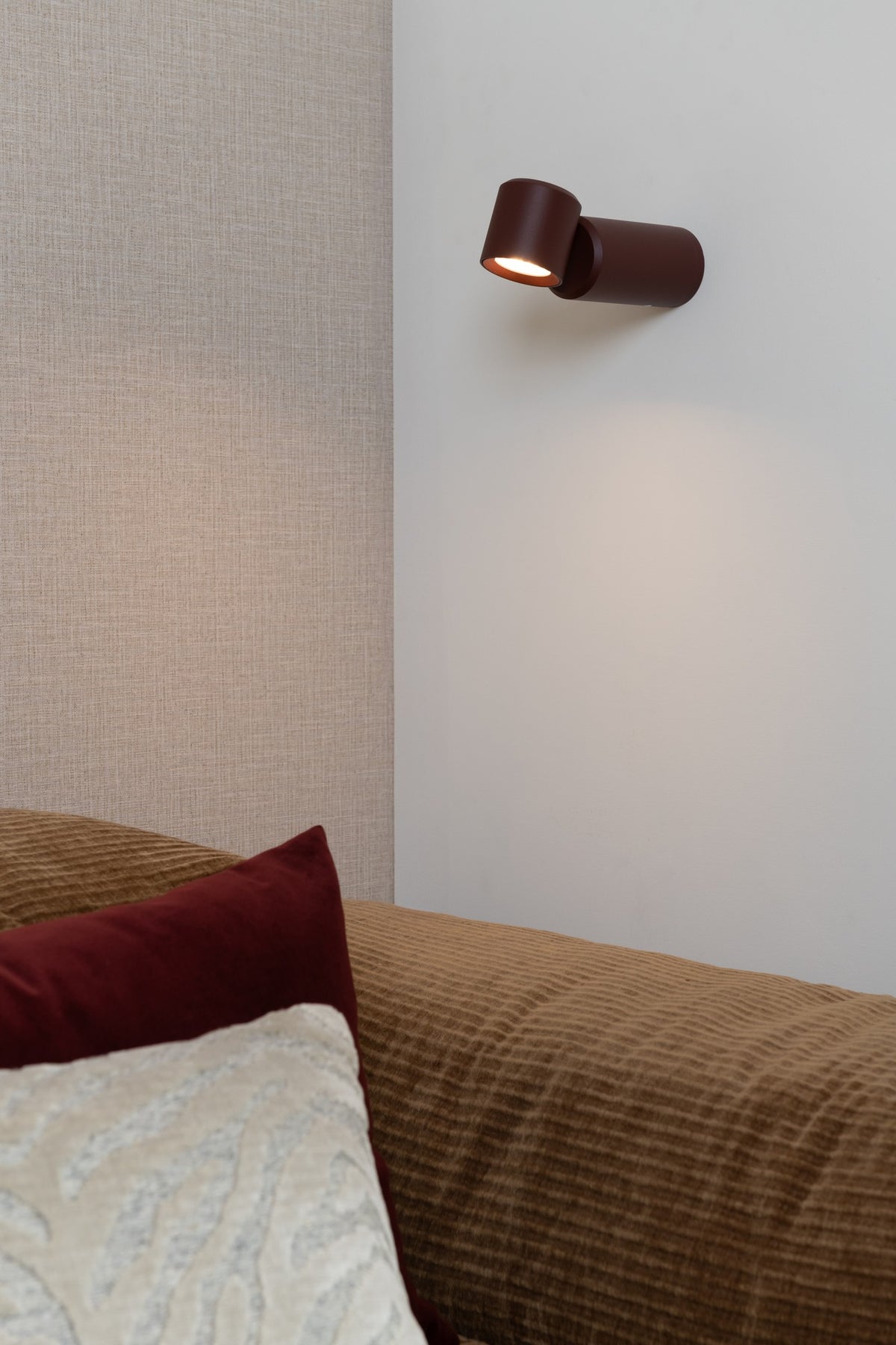 Bordeauxrode aluminium tafellamp met richtbare kop It's About RoMi Milan – afbeelding 2
