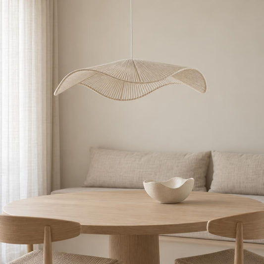 Organisk pendellampe i beige bomuld – Light & Living Rafa – stemningsbillede