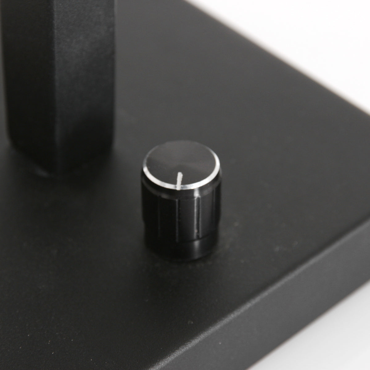 zwarte-wandlamp-met-handgevlochten-bamboekap-steinhauer-stang-variant-image11