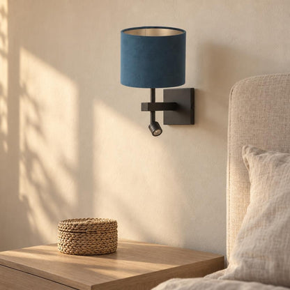 leeslamp-voor-aan-de-muur-met-blauwe-kap-steinhauer-stang-ai-sfeer_image