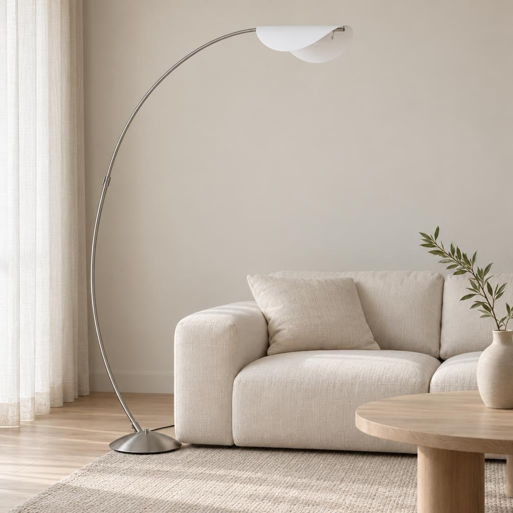 Robles gulvlampe i moderne C-form – stemningsbillede