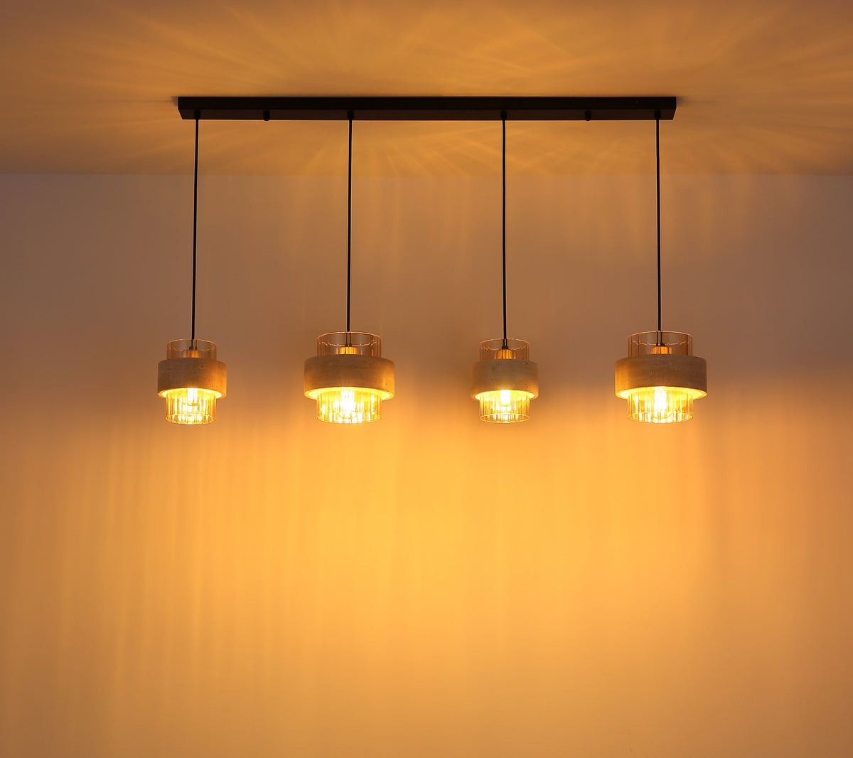 Zwarte metalen hanglamp met vier amberkleurige glazen kappen – afbeelding 3