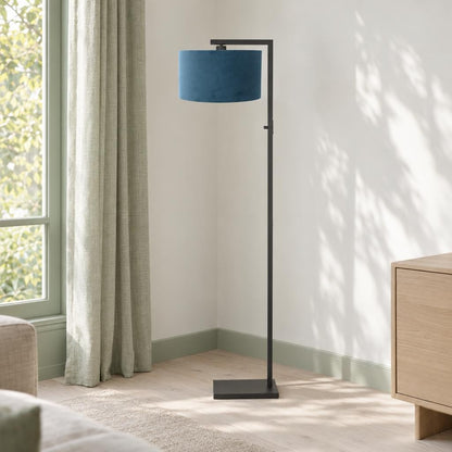 strakke-vloerlamp-met-blauwe-kap-steinhauer-stang-ai-sfeer_image