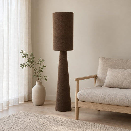 Micky gulvlampe i brun bouclé – Light & Living – stemningsbillede