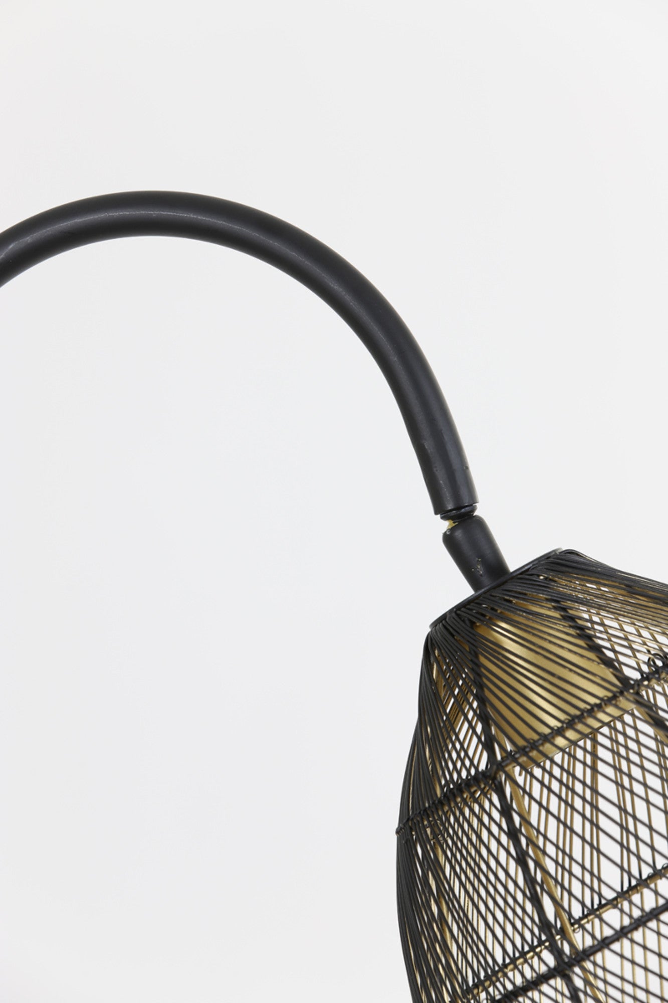 zwart-metalen-staande-lamp-met-draadkap-light-living-meya-variant-image7