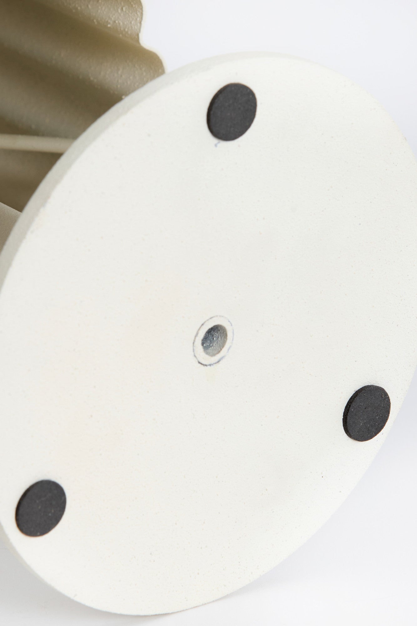 witte-tafellamp-met-geribbeld-design-light-living-ardales-variant-image6