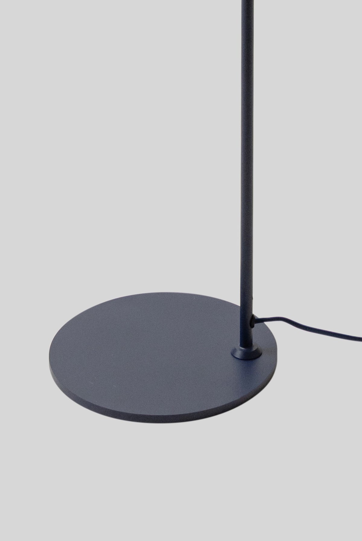 Lampada da terra in metallo blu scuro naturale It's About RoMi Montreux – immagine 6