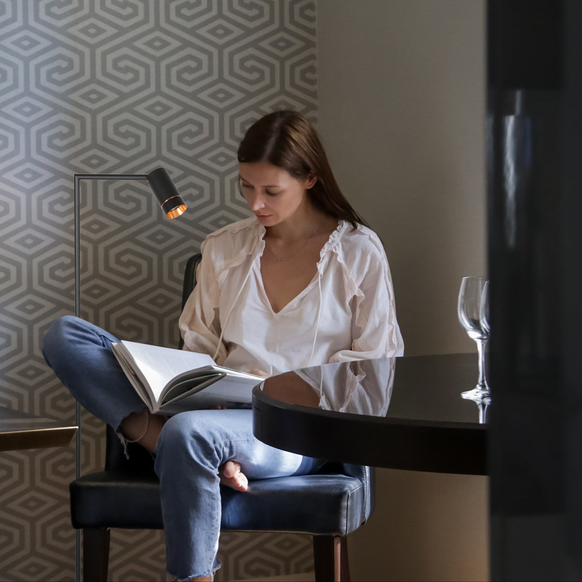 minimalistische-zwarte-leeslamp-met-gouden-details-mexlite-downlume-variant-image2
