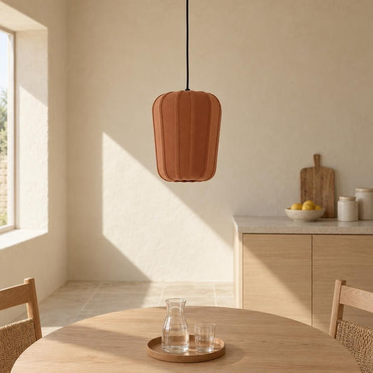 Viseća lampa BIBURY s drvenim uzorkom i terakota detaljima – ambijentalna fotografija