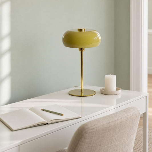 Lampada da tavolo verde in metallo Light & Living Surin – foto d'ambiente
