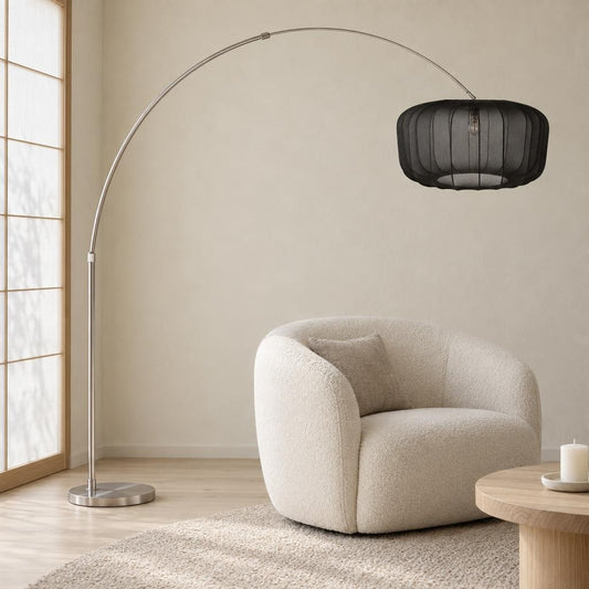 staalkleurige-booglamp-met-grote-zwarte-kap-steinhauer-sparkled-light-ai-sfeer_image