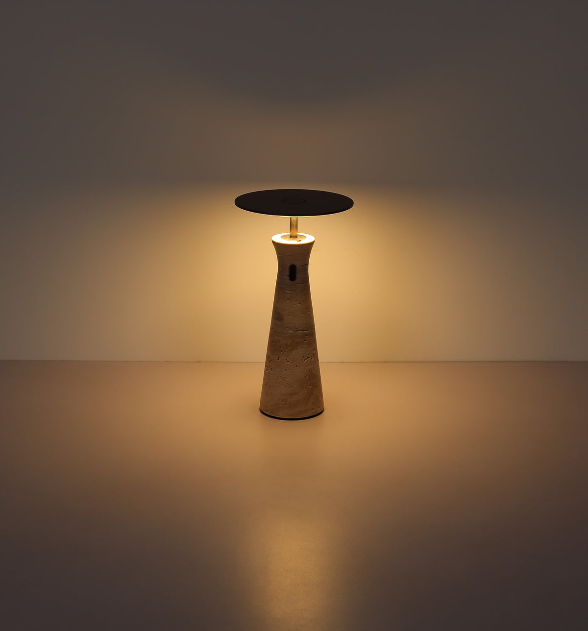 Lampada da tavolo LED in travertino grigio grande e caratteristico – immagine 4