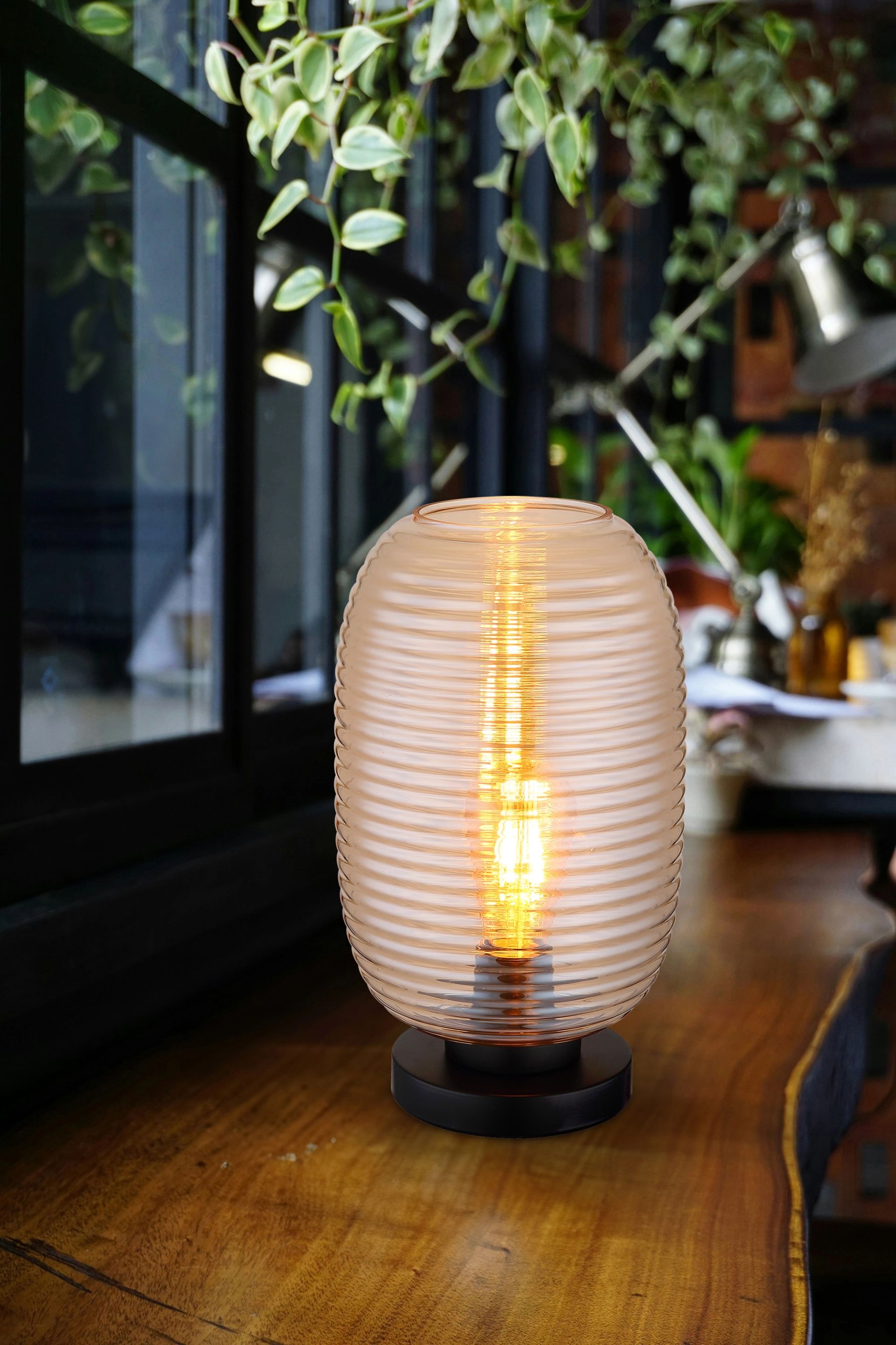 moderne-amberkleurige-tafellamp-met-kunstzinnige-groeven-jefrey-variant-image6