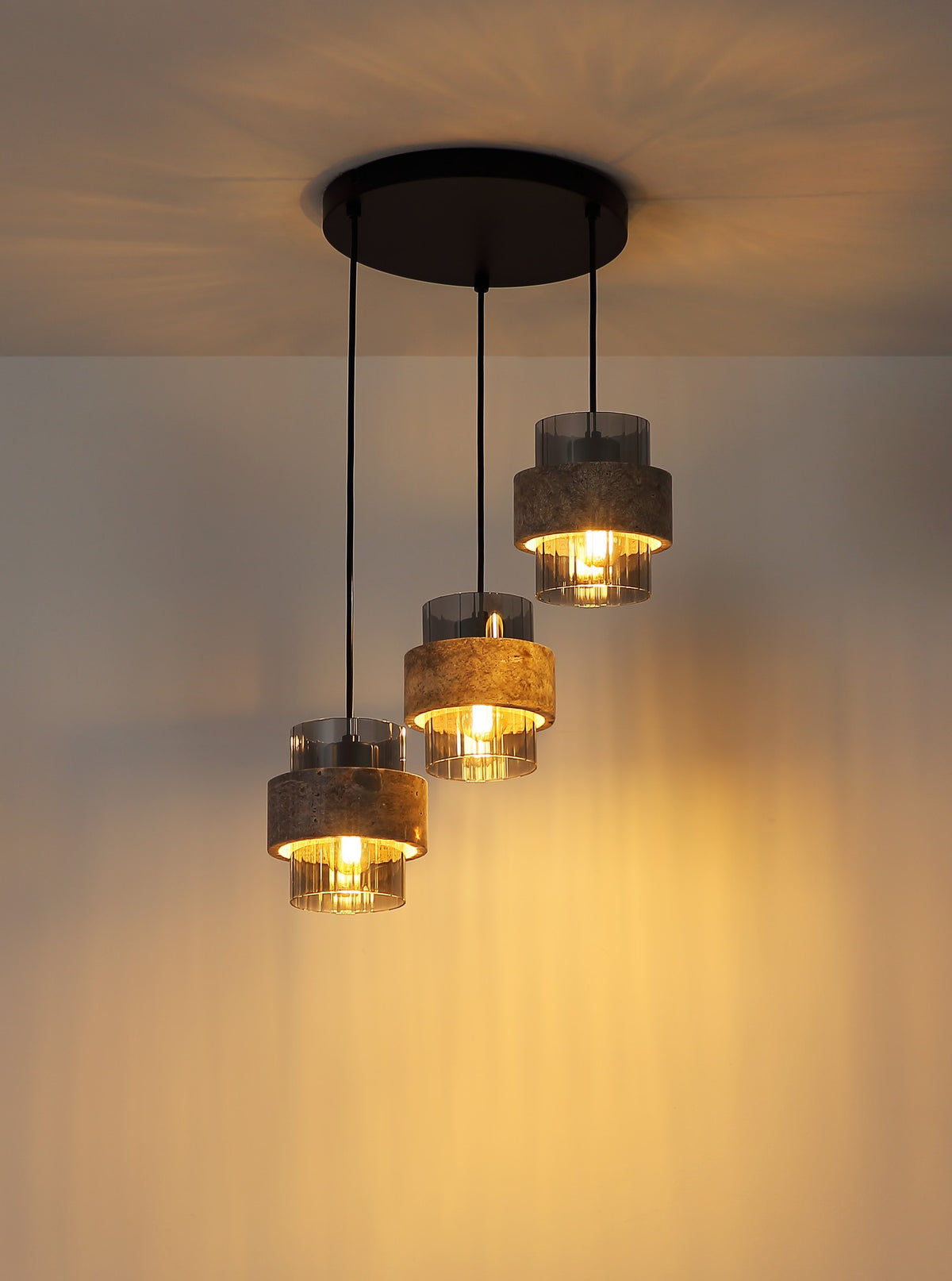 zwarte metalen hanglamp met drie rookglazen kokers en stenen ringen – afbeelding 3